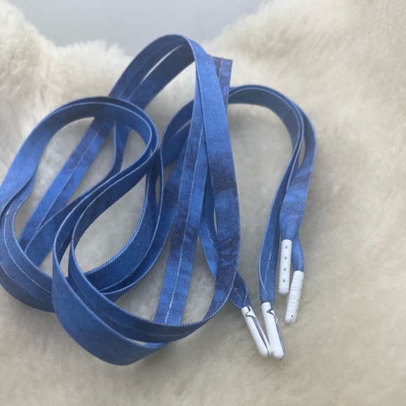 A pair of tied-dyed shoelaces with matte-finished white tips - Picture 3 of 3